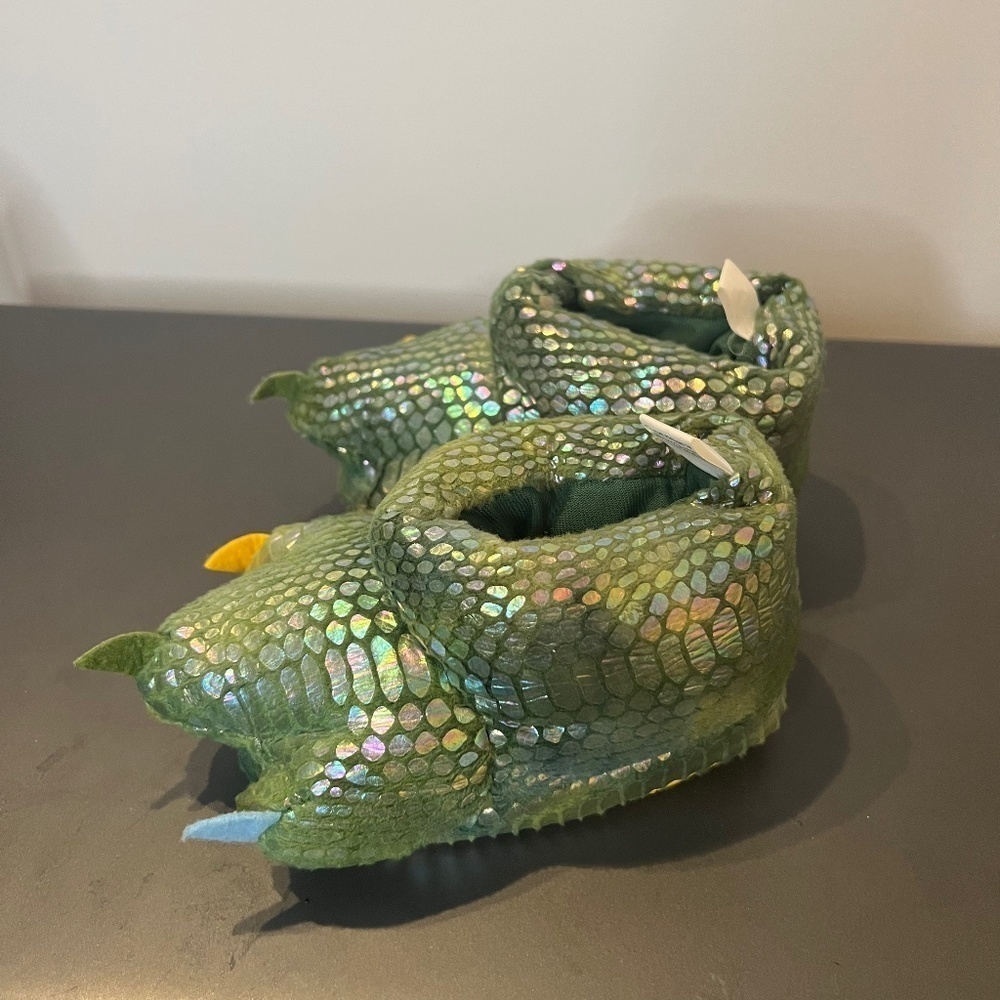 Toddler slippers size M NWOT